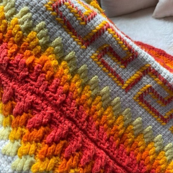 Vintage Hand Knit Hand Crafted soft Warm Fringe Crochet Blanket Throw - Picture 8 of 8